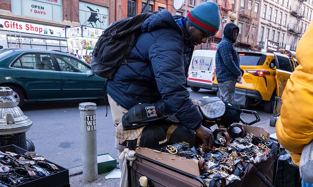 Durante la temporada navideña, cuando la ciudad de Nueva York recibe cientos de miles de turistas, los vendedores ambulantes de Canal Street hacen su agosto, ofreciendo, por ejemplo, a $25 y $30 réplicas de cinturones de marca que cuestan sobre los $500.