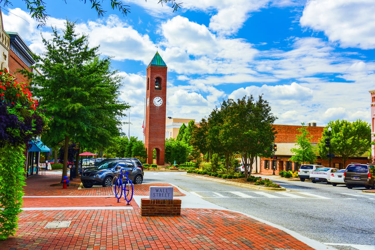 <b>Puesto 16. Spartanburg, Carolina del Sur.</b>
<br>
<br>Entradas ilegales para cometer robos en 2019: 1,165 por cada 100,000 habitantes.
<br>
<br>Porcentaje del total de este tipo de crímenes en el estado: 1.6% de 8,711.
<br>
<br>Tasa de pobreza en 2019: 23.3%.
<br>
<br>Tasa de desempleo en 2019: 3%.
<br>
<br>El estudio aclara que si bien el número puede parecer alto, las estadísticas más recientes del FBI indican una disminución en la tasa de robos. En 2018, los robos ocurrieron aproximadamente cada 26 segundos.
<br>