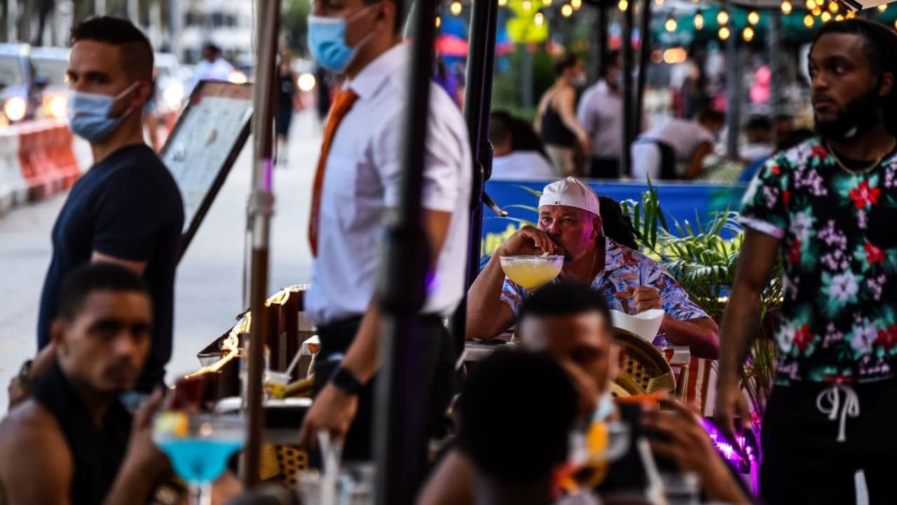 Suspensión del toque de queda: médicos preocupados pero comerciantes celebran en Miami-Dade