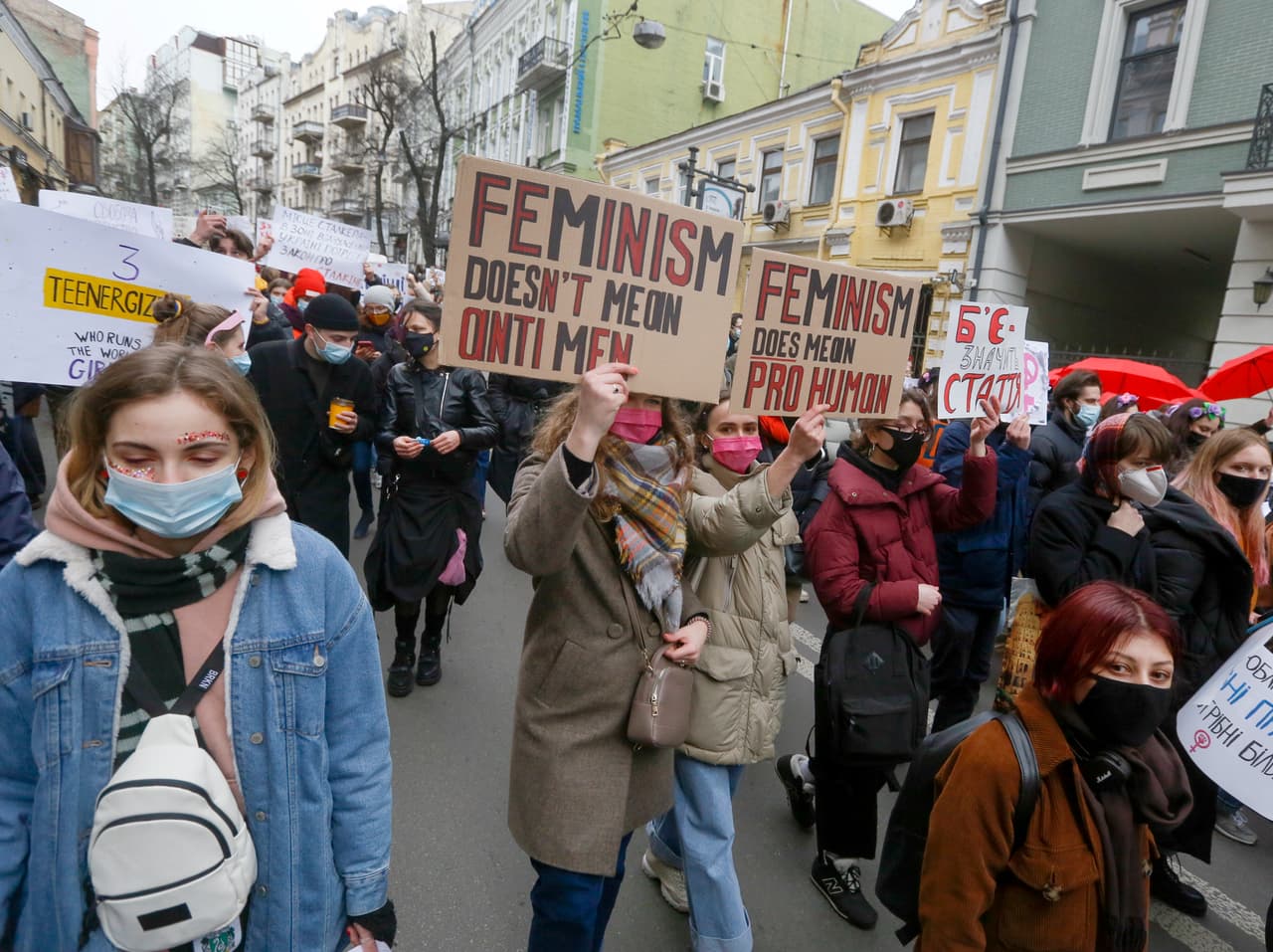 <b>“Feminismo no significa anti hombres, feminismo significa pro humanos”</b>, se lee en estos mensajes vistos en Kiev, Ucrania.