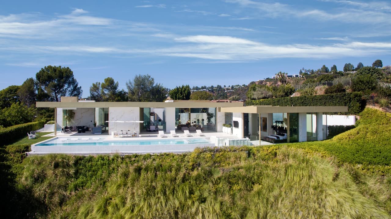 La vivienda tiene 7 recámaras (incluyendo Master Suite y VIP Suite) y 11 baños.