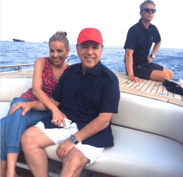 Después de un año de ser novios, Mottola decidió entregarle el anillo de compromiso a la cantante mexicana.