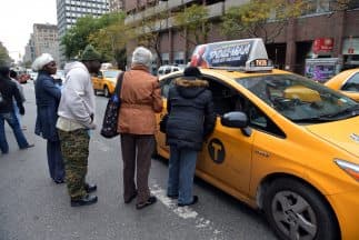 Taxistas de Los Ángeles perderían permisos por discriminar