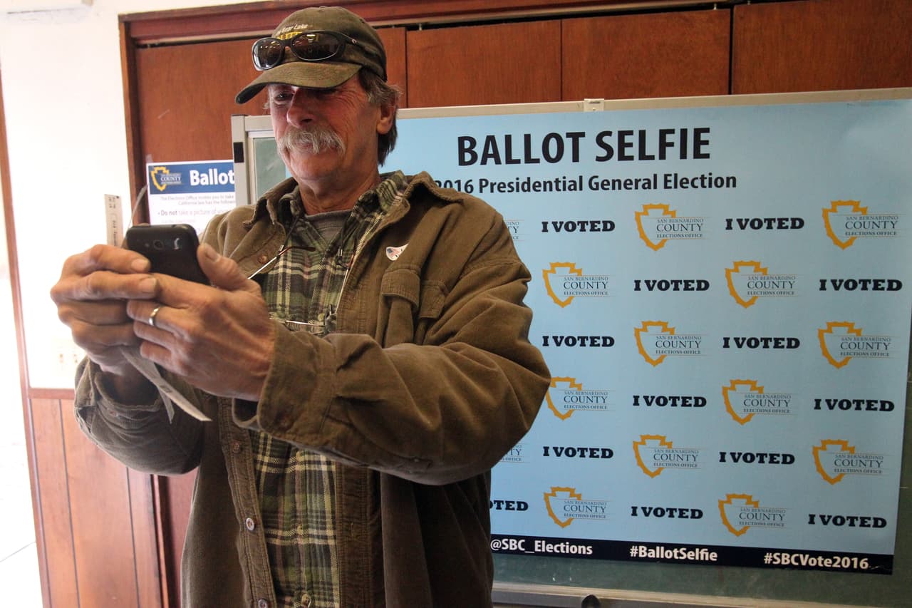 Después de votar la ‘selfie’ de rigor en una casilla de Big Bear, California.