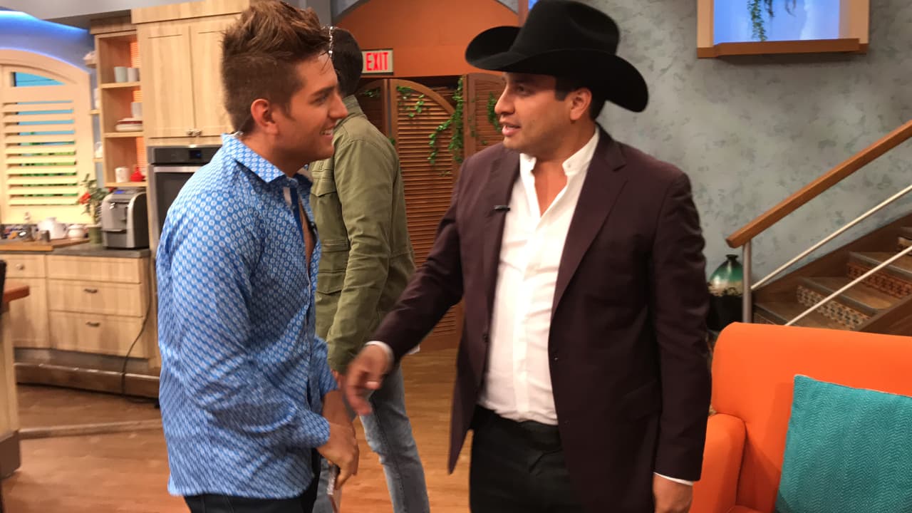 Julión Álvarez también estuvo de invitado y estaba feliz de saludar a su compa El Dasa.