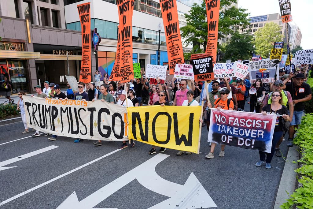 <b>La marcha principal avanzó desde Dupont Circle hacia el National Mall y la Casa Blanca</b>, con pancartas denunciando "fascismo" y pidiendo salvar la Constitución. Contextualizadas en un movimiento nacional "Fight the Trump Takeover", estas acciones responden a intervenciones federales que violan la autonomía local bajo la Home Rule Act de 1973, generando tensiones con residentes y autoridades municipales.
<br>