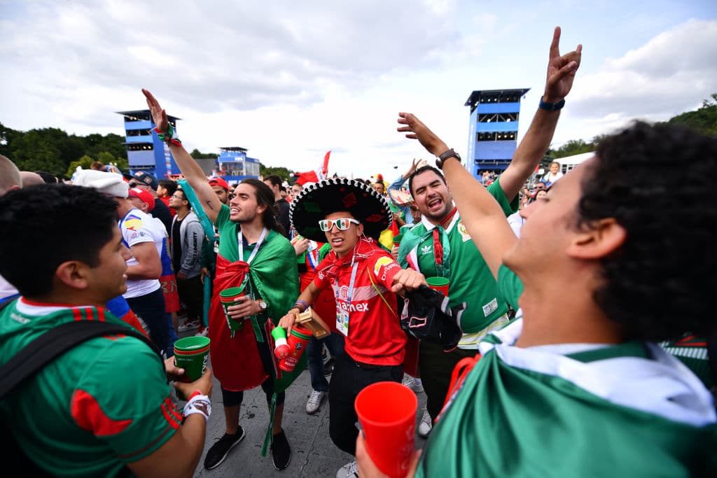 La fiesta mexicana tomó las calles de Moscú y con máscaras, banderas, sombreros y todo aquello que caracteriza a la afición Tricolor, causaron furor y contagiaron con su entusiasmo.