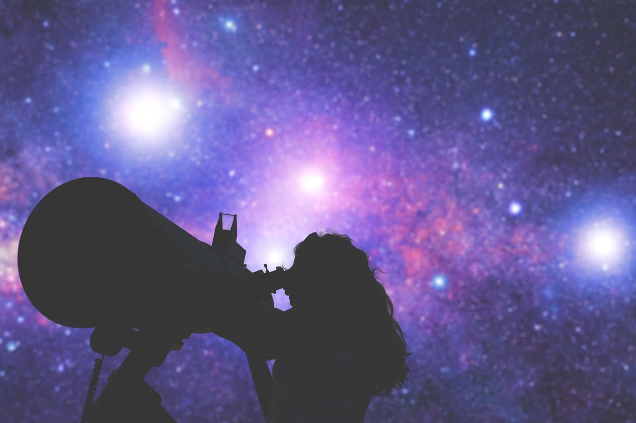 No es visible para el humano ya que se encuentra a 3800 años luz, además de tener un diámetro de penumbra de 7000 años luz.