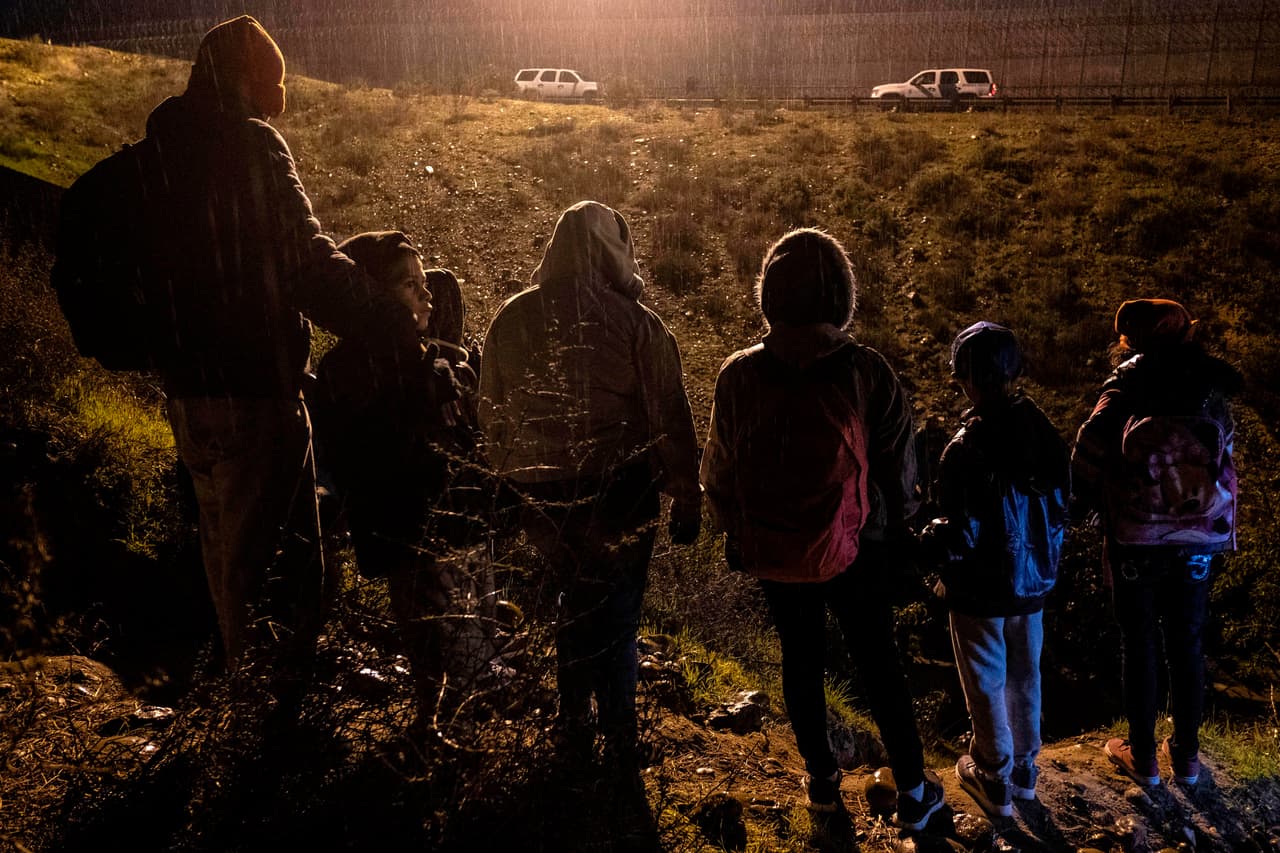 Alrededor de 100 migrantes centroamericanos intentaron cruzar la frontera con Estados Unidos en la noche de Año Nuevo. Según reportó la agencia AFP, son algunos de los 1,500 migrantes de la última caravana que aún permanecen en los refugios de Tijuana.