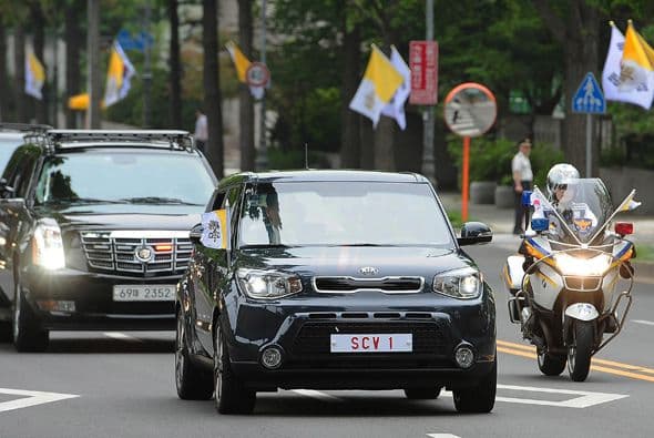 El Papa Francisco prefirió viajar en un Kia en su visita a Corea del Sur