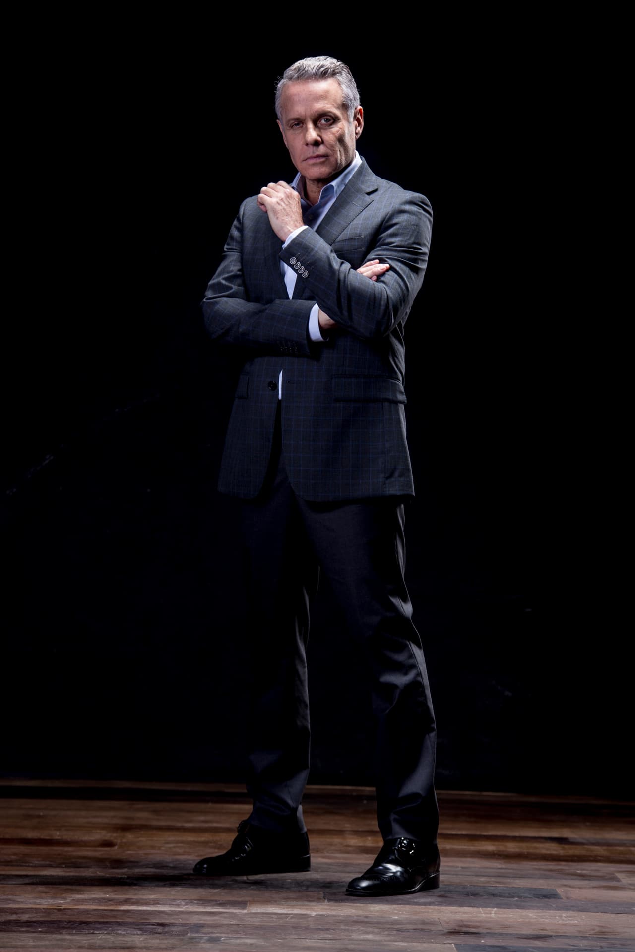 Alexis Ayala es León Carvajal, un magnate de los medios de comunicación en México. León es carismático, culto y de buen corazón. Está casado con Lucía Borges, una mujer 34 años menor que él.