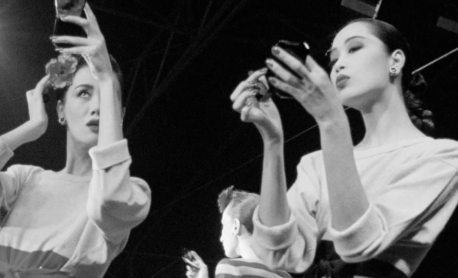 <h3>No exageres </h3>
<br>
<b>La moderación de aquellas épocas se aplicaba hasta para maquillarse.</b> Para levantar el semblante las mujeres apostaban por un 
<a href="http://www.goodhousekeeping.com/beauty/advice/g609/moms-beauty-advice/?slide=2"><i>blush</i></a> color rosa-durazno que favorece cualquier tono de piel 
<b>Ninguna mujer se aventuraba a salir de casa sin <i>lipstick</i>, imprescindible para un look femenino</b>; los tonos favoritos eran rojo o fucsia que hacen ver los dientes más blancos y brillantes. 
<br>