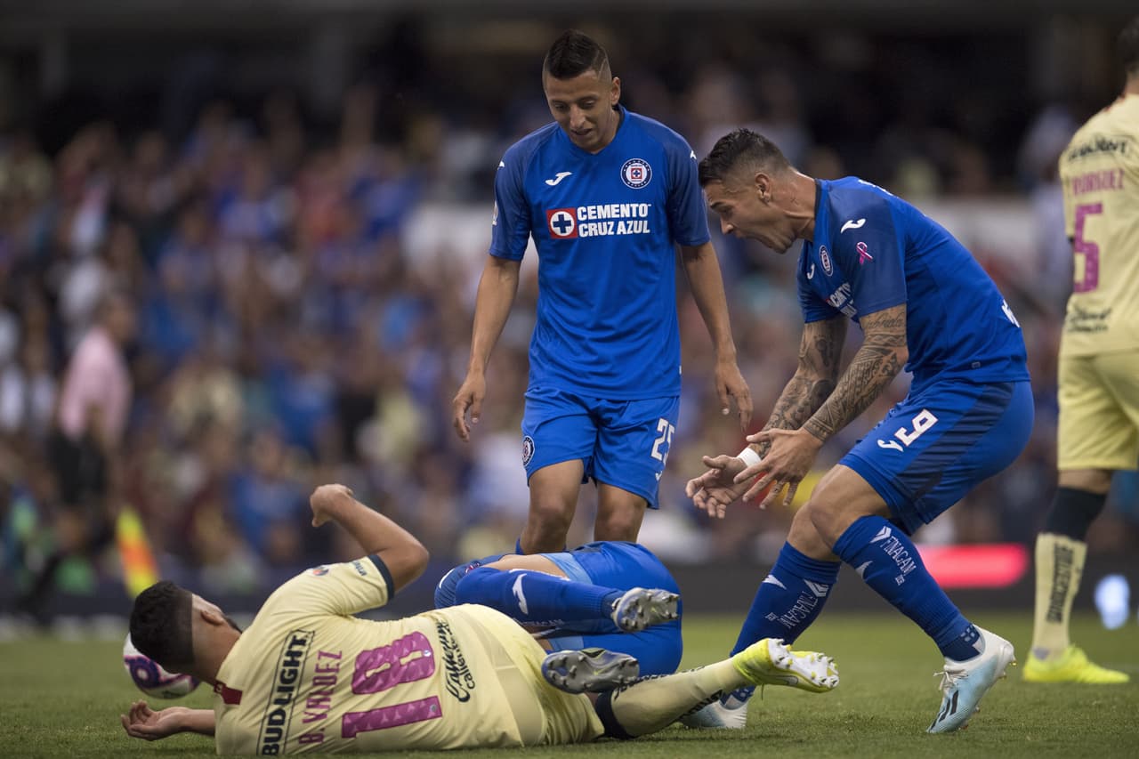 Al igual que Jorge Sánchez Roberto Alvarado debió de haber sido expulsado al minuto 76.