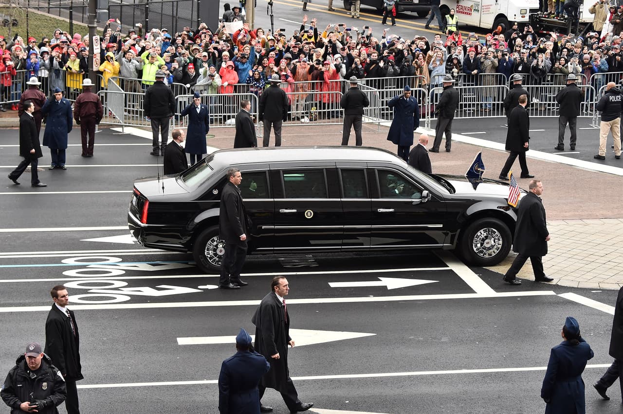 La limusina presidencial utilizada por Donald Trump en una verdadera fortaleza sobre ruedas. Construida sobre la misma plataforma que sustenta a la Chevrolet Suburban, la actual versión de
<b> 'La Bestia'</b>, como es conocido el célebre vehículo cuyo nombre oficial es 'Cadillac One' fue inaugurada en 2009 por el presidente Barack Obama.