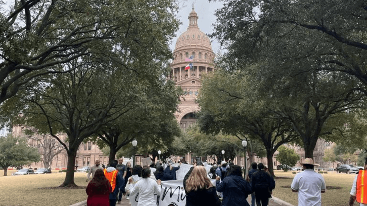 La marcha se dirigió hacia las afueras y las escaleras del Capitolio de Texas.