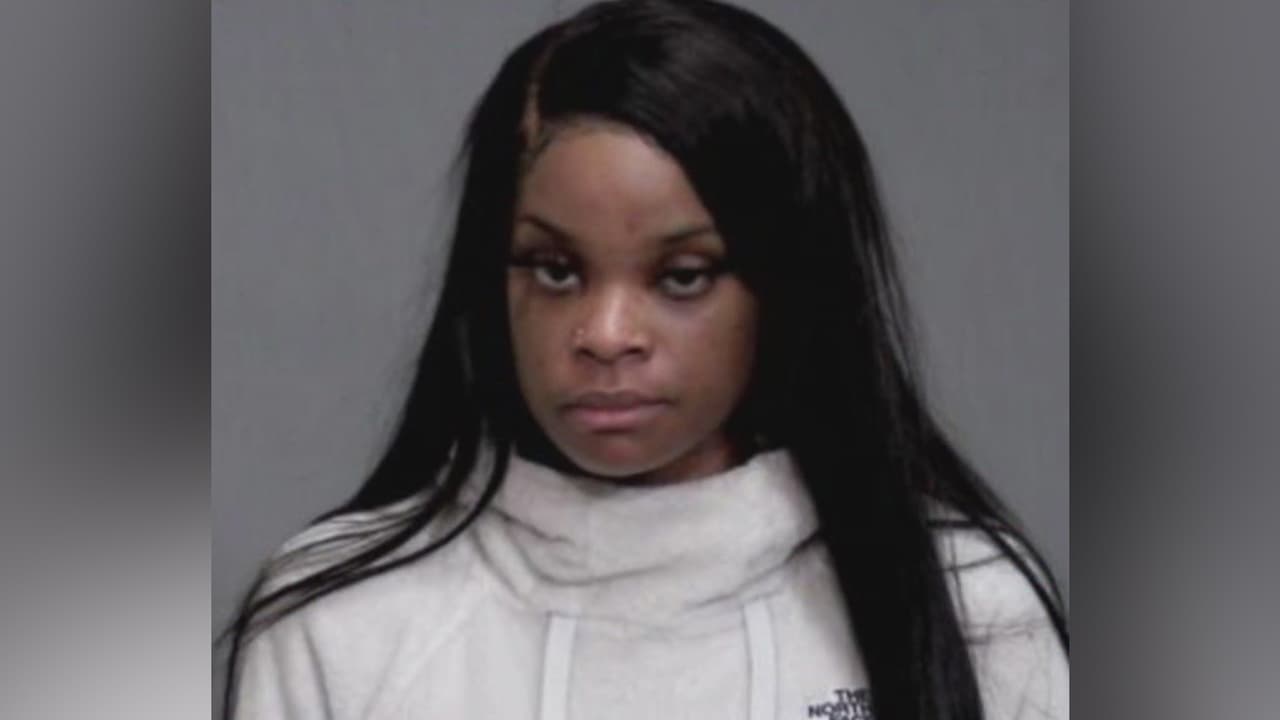 Una madre de Joliet enfrenta cargos por dejar a sus hijos de 7 y 3 años solos en casa e irse a trabajar