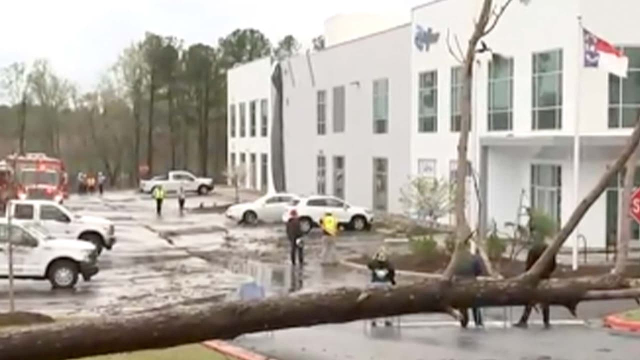 Reportan daños en edificio del Research Triangle Park en Durham tras aviso por tornado