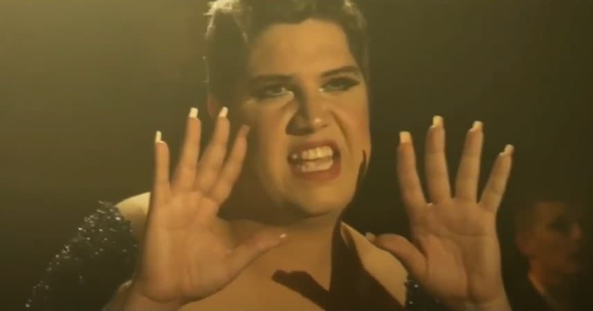 <b>Ángel en ‘Merlí: Sapere Aude’</b>
<br>En el spin-off de la serie catalana Merlí, la cual tiene por nombre ‘Merlí: Sapere: Aude’, podemos ver a un personaje travesti, el cuál es Ángel, quien es uno de los mejores amigos de Bruno Bergeron en la universidad.