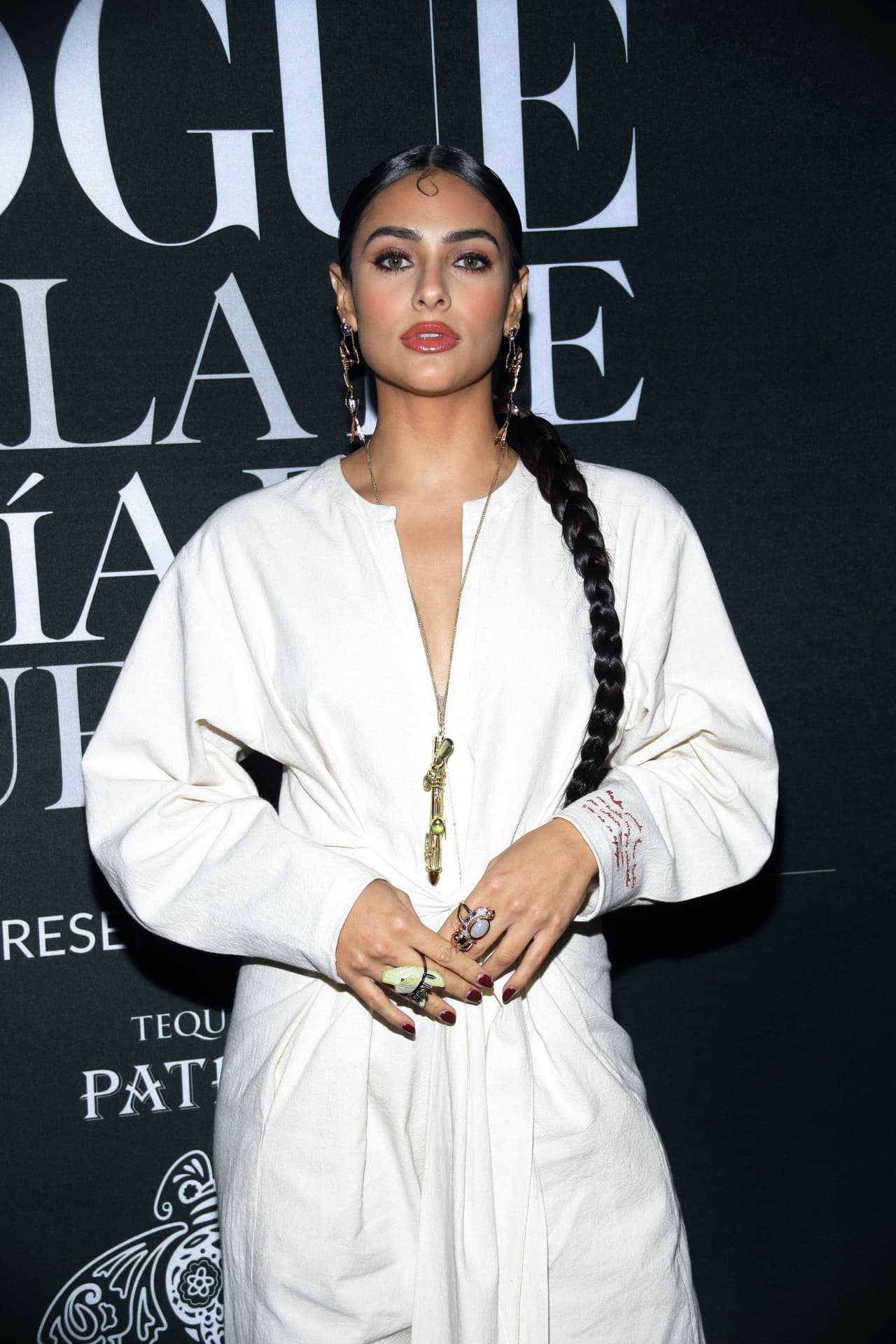 En agosto de 2020,
<b><a href="https://www.univision.com/shows/el-gordo-y-la-flaca/renata-notni-cree-que-las-escenas-de-besos-son-un-tabu-para-la-gente-y-cuenta-lo-que-hay-detras-de-las-grabaciones-video">Renata Notni</a></b> le confesó en una entrevista a la cantante del grupo juvenil Jeans cuál ha sido el peor beso que ha dado durante su carrera.
<br>
<br>"A alguien que le olía la boca muy feo, eso es muy feo. Nunca diría quién, porque se me haría muy mala onda porque puede llegar a pasar y, a veces, puede ser normal, así de que regresaste del corte a comer y comiste tacos con cebolla, no te dio tiempo de lavarte los dientes y vas directo al beso”, señaló la actriz de ‘Las Cinco Juanas’ (2021).