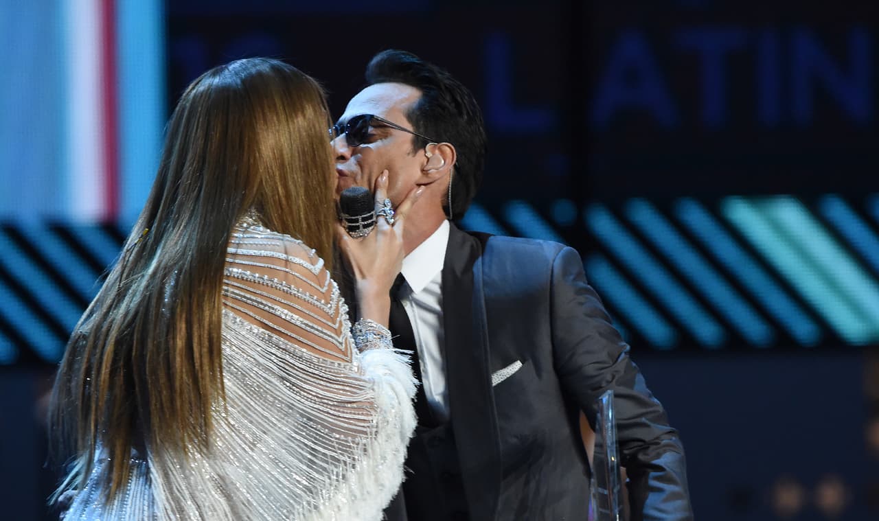 Los cantantes Jennifer Lopez y Marc Anthony sorprendieron al mundo al besarse en la boca luego de interpretar a dueto el éxito del puertorriqueño 'Olvídame y pega la vuelta', durante la entrega 17 del Latin GRAMMY, en Las Vegas Nevadas, en 2016, en la cual el cantante fue reconocido como Persona del Año. López y Anthony estuvieron casados durante ocho años y tuvieron dos hijos.