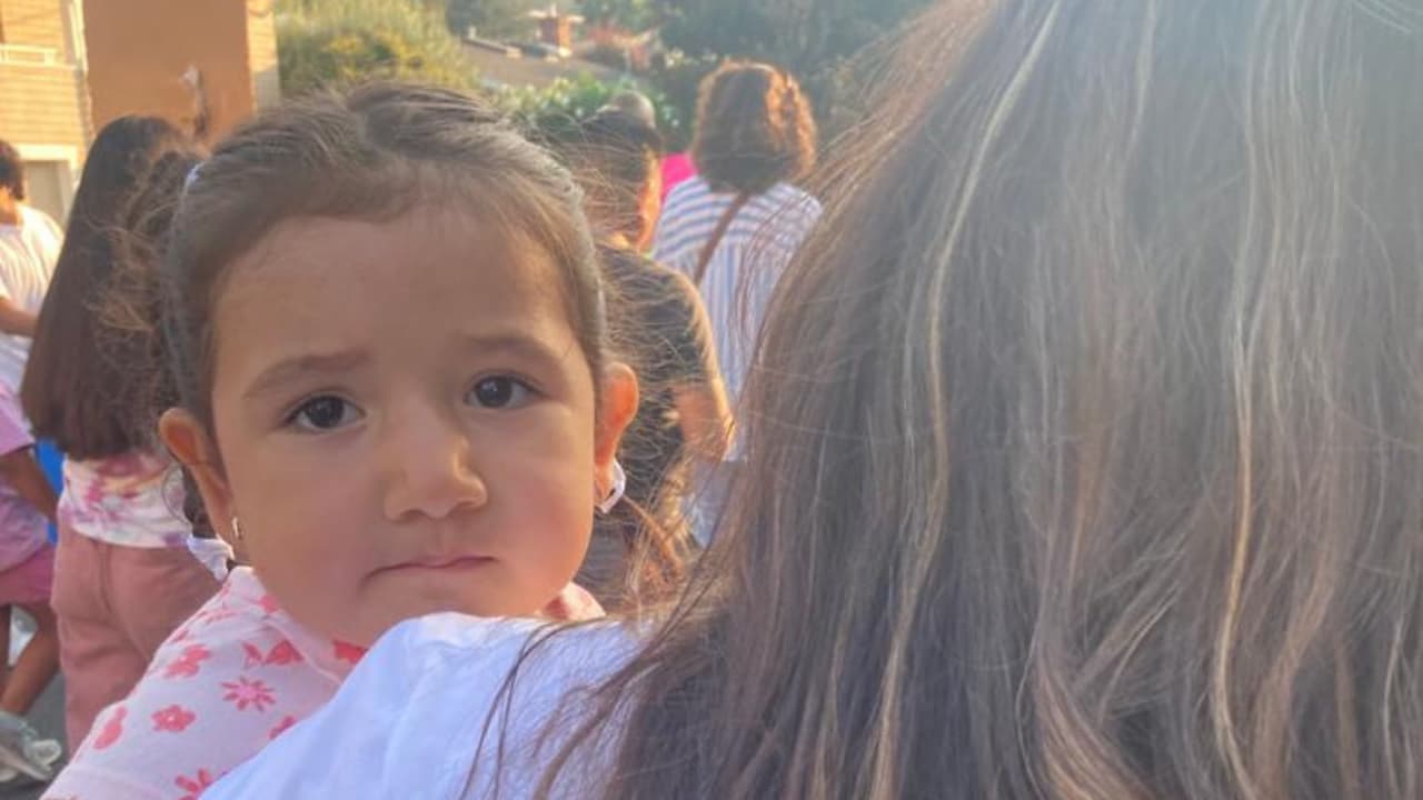 También se han escuchado voces de madres que expresan su ansiedad por no saber qué hacer si el centro cierra sus puertas. "No sé qué hacer, no puedo dormir por lo mismo de que no sé dónde dejar a mi niña", comparte una madre preocupada. Y otra madre agrega: "No he visto opciones realmente todavía... es una pregunta que todavía no tiene respuesta para nosotros".
<br>