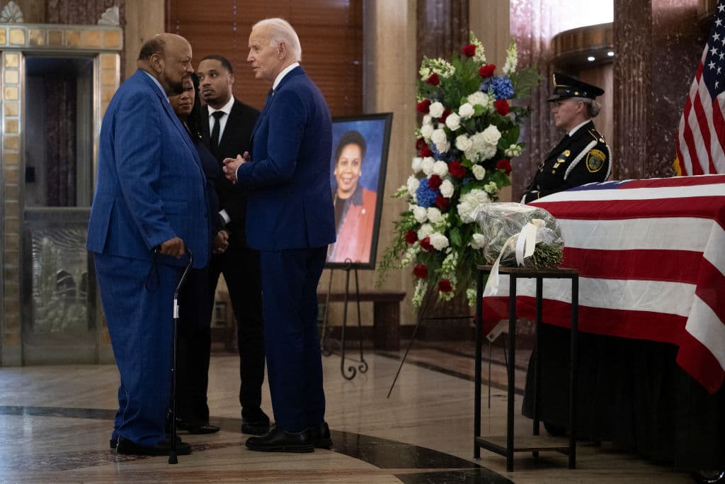 Un día antes, el presidente de Estados Unidos, Joe Biden, llegó hasta Houston para expresarle su apoyo a Elwyn Lee y a los dos hijos de la fallecida congresista, Erica Shelwyn Lee y Jason Cornelius Bennett Lee.