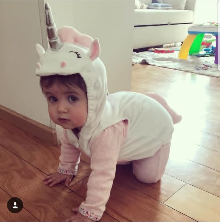 Como en esta foto, sin duda una de las instantáneas más tiernas donde se muestra a la pequeña disfrazada de un unicornio.
