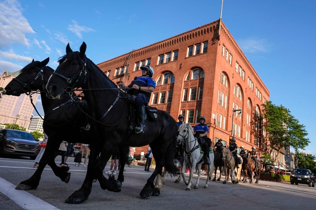 Que también incluye a la Patrulla de la policía montada.