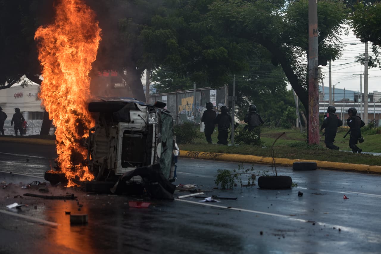 Un automóvil fue incendiado luego de que paramilitares del partido Frente Sandinista abrieron fuego contra una multitudinaria marcha pacífica.