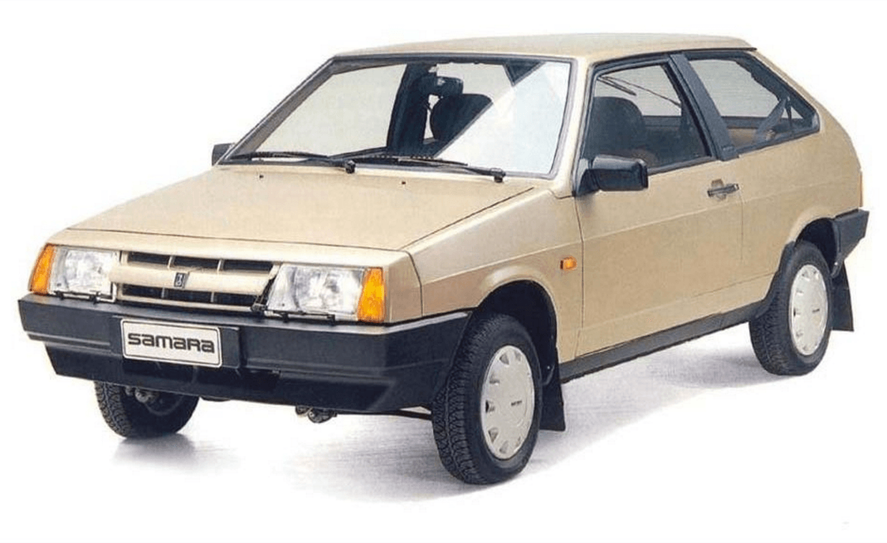10. 
<b>Lada Samara 1984-2013</b>: Otro desastroso ejemplo de un producto soviético de consumo masivo. Haciendo uso liberal de vieja ingeniería de Fiat, Lada trató de hacer un auto moderno. Lada obtuvo asesoría de Porsche, aunque asumimos que los alemanes se habrán limitado a decirle a los rusos 
<b>como mantener este desastre funcionando hasta que se venciera la garantía</b>. El Samara llegó a Chile, Uruguay y Venezuela para la desgracia de sus ciudadanos.