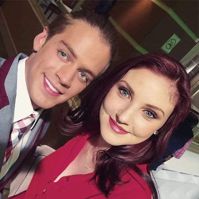 Andrea Araujo es su compañera en la novela y comparte muchas escenas con él.