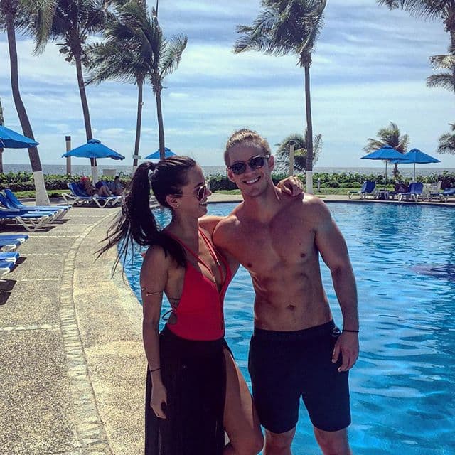 ¿Quién será esta chica con la que se ve muy feliz?