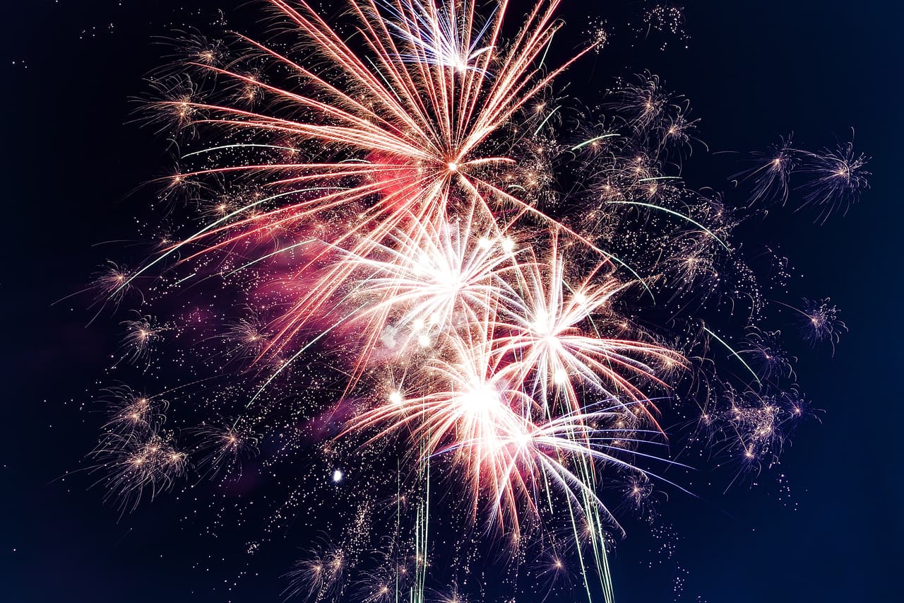 <b>Fuegos artificiales: </b>Navy Pier es un destino popular para los fuegos artificiales en Chicago y se realizan los miércoles y sábados durante todo el verano desde Memorial Day hasta el Día del Trabajo. 
<a href="https://navypier.org/explore/fireworks/" target="_blank">Este es el horario</a>.