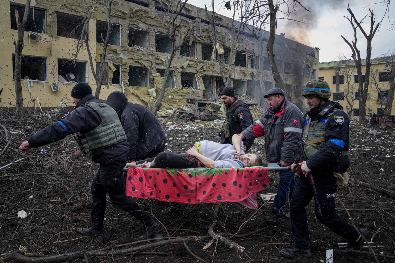 Voluntarios y rescatistas llevan a una mujer embarazada que resultó herida tras el bombardeo sobre un hospital materno infantil en Mariupol, Ucrania. La ciudad portuaria, situada en el sureste del país y a las orillas 
<a href="https://www.univision.com/noticias/mundo/tension-entre-moscu-y-kiev-tras-el-choque-y-la-incautacion-de-tres-buques-militares-ucranianos" target="_blank">del mar de Azov</a>, es uno de los puntos estratégicos para la operación militar ordenada por 
<a href="https://www.univision.com/noticias/mundo/quien-es-vladimir-putin-presidente-rusia-kgb">Vladimir Putin</a>. El asedio ruso sobre el puerto, de medio millón de habitantes, lleva siete días.