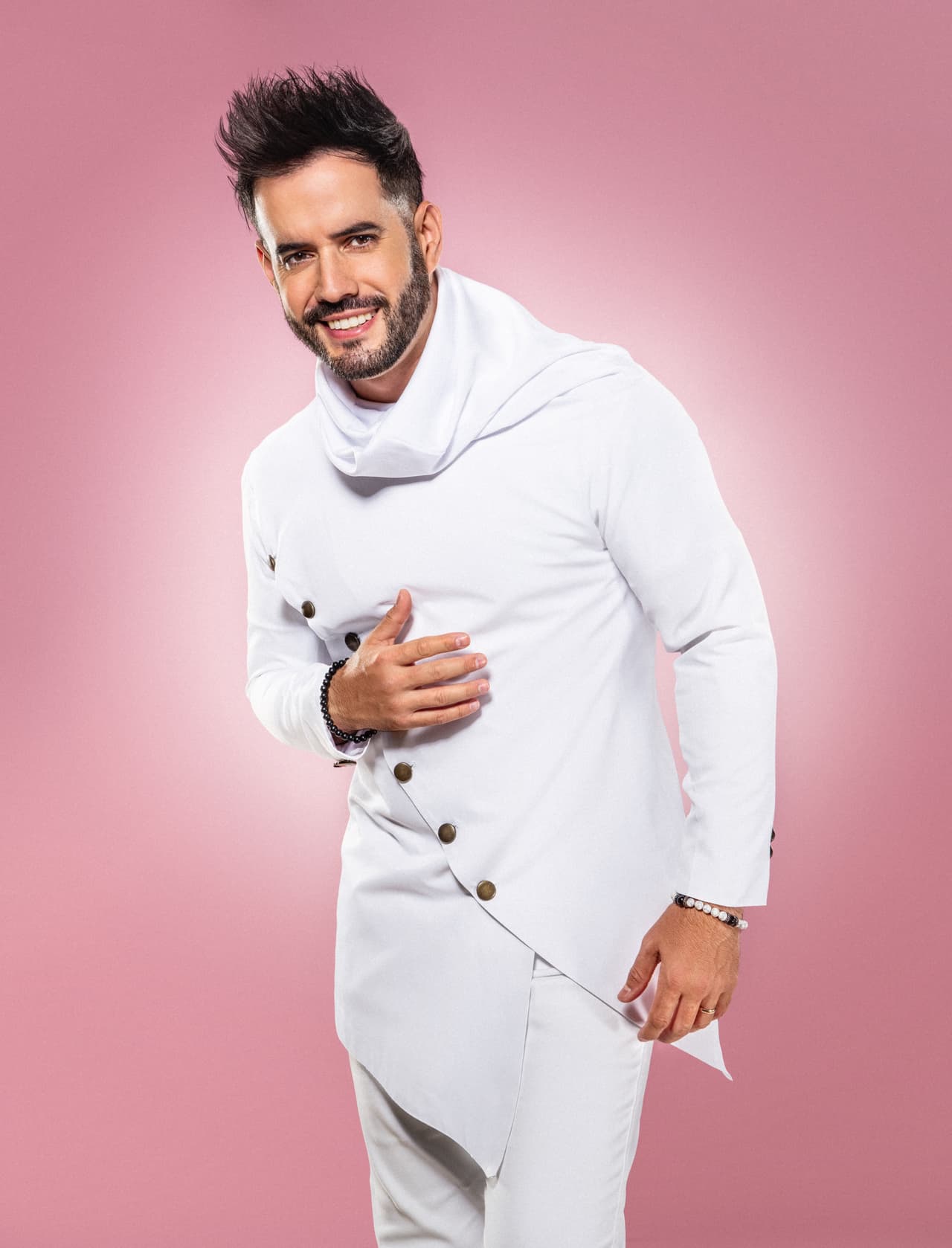 <b><h3 class="cms-H3-H3">Manny Cruz</h3></b>
<br>Otro exponente de la salsa y del número El Gran Combo de Puerto Rico. Manny Cruz debutará en el escenario de la fiesta más hot con su tema ‘Santo Domingo’. Tiene una nominación a la categoría Tropical Mix.
<br>