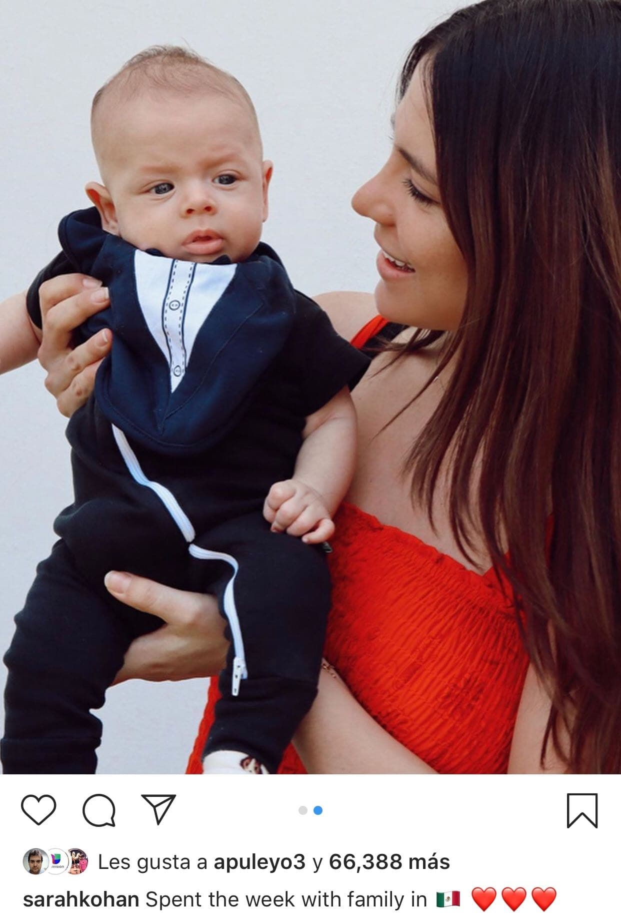 También publicó esta otra. Ambas las acompañó con el mensaje: 
<b><a href="https://www.univision.com/entretenimiento/poco-despues-de-dar-a-conocer-que-seran-padres-chicharito-y-su-novia-juguetean-felices-y-el-lo-comparte-video" target="_blank">"Pasando la semana con la familia en México"</a>. </b>