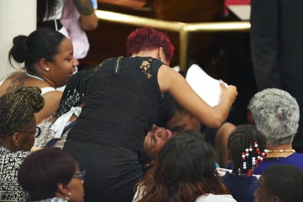 Familiares despidieron a Eric Garner, el hombre que murió bajo custodia de la policía en Staten Island. La agencia municipal que investiga las acusaciones de abusos por parte de la Policía anunció que está estudiando miles de quejas que ha recibido en los últimos años por el uso de técnicas de asfixia para la inmovilización de sospechosos.