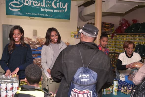 Los Obama llevaron comida a los necesitados