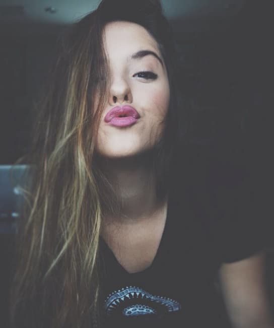 Descubrimos también que le fascina mandar besos a todos sus seguidores.