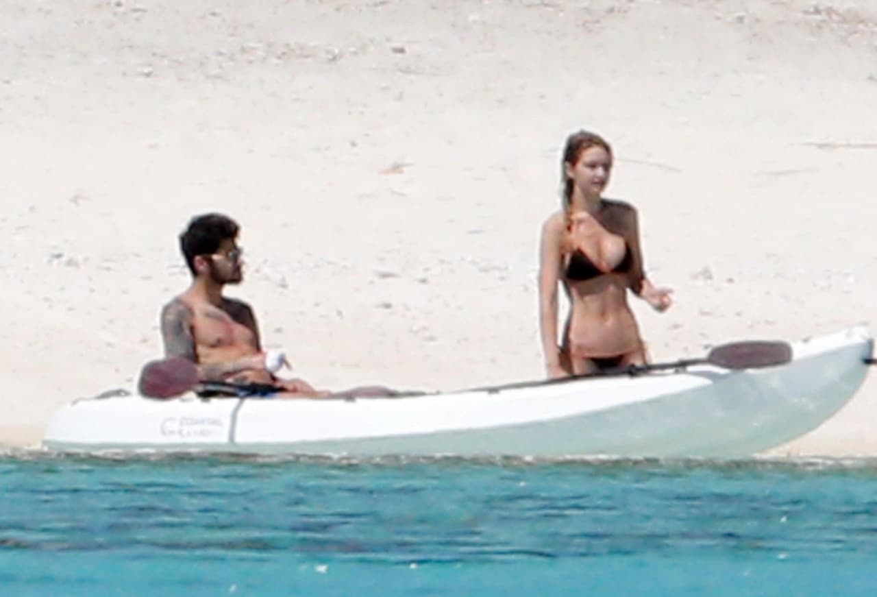 Gigi lució su espectacular figura en un bikini negro.