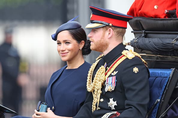 La duquesa de Sussex eligió un look en tonos azules y un tocado que hacía juego.