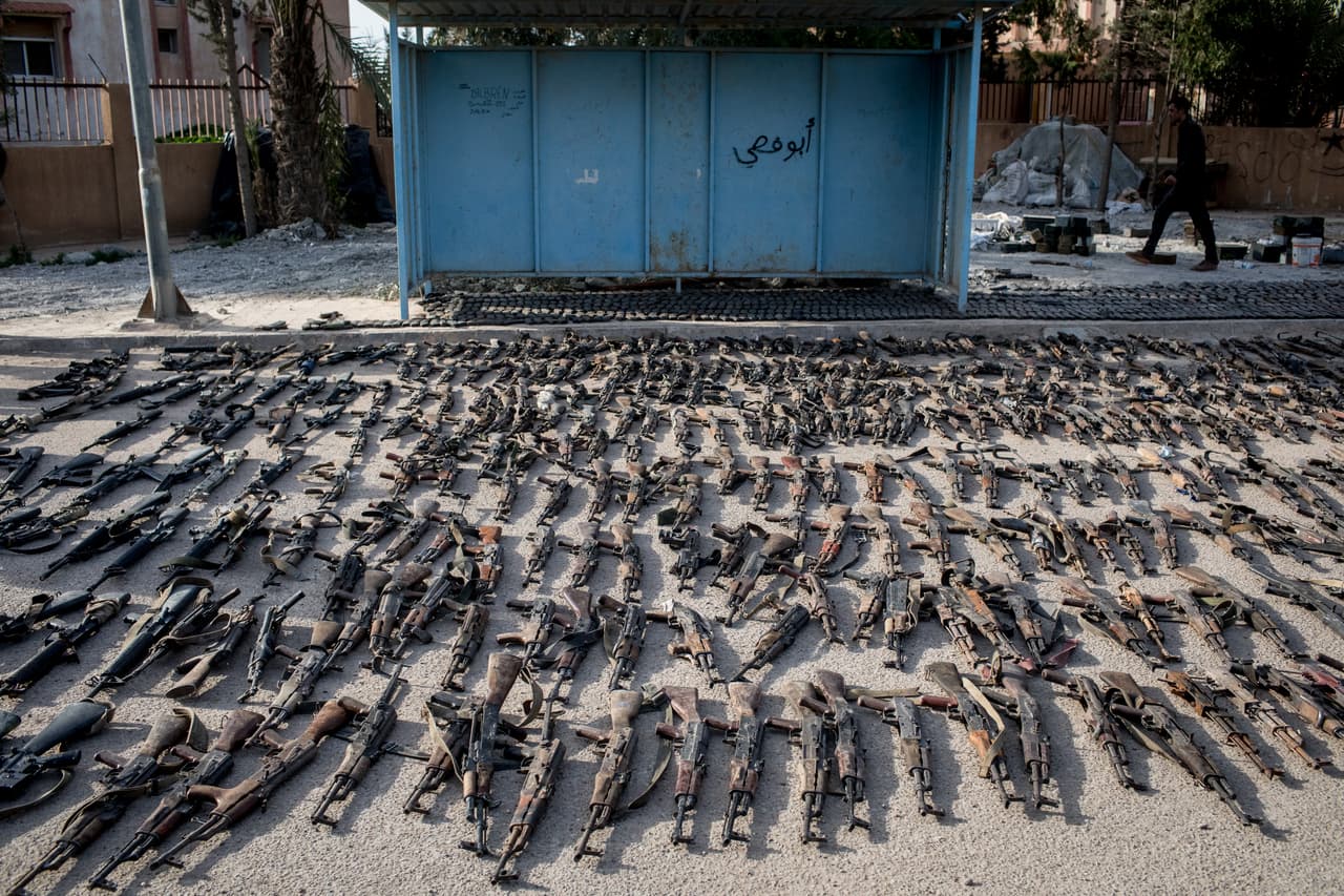 Cientos de armas fueron halladas en el último bastión de Estados Islámico en Siria. En los últimos días las fuerzas estadounidenses apoyaron a las sirias para derrotar a la organización terrorista.