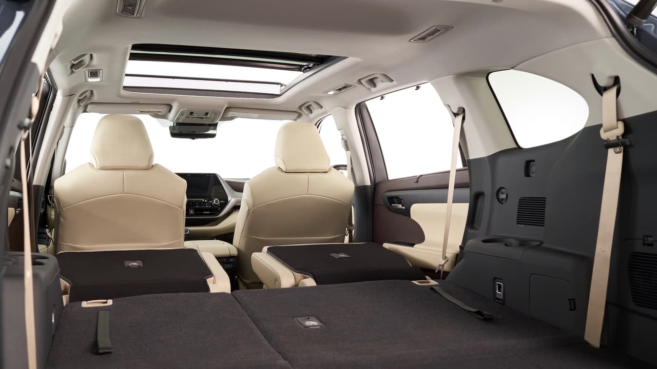Con todos los asientos en uso, la nueva Toyota Highlander ofrece 16.1 pulgadas cúbicas de espacio de carga. Este espacio puede ser aumentado hasta 73.3 pulgadas cúbicas con las dos filas de asientos traseras abatidas. Las superficies laterales fueron diseñadas para maximizar la capacidad de carga.