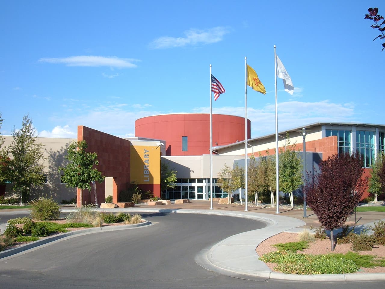 <h3 class="cms-H3-H3">19. Farmington, Nuevo México</h3>
<br>
<br>💸
<b> Ingreso familiar promedio:</b> $47,819
<br>
<br>💸
<b>Tasa de pobreza: </b>26.7%
<br>
<br>💸
<b>Hogares con ingresos anuales menores a $10,000: </b>11.9%
<br>
<br>💸
<b>Adultos con educación universitaria: </b>15.6%
<br>
<br>💸
<b>Tasa de desempleo (2021): </b>10.5%
<br>