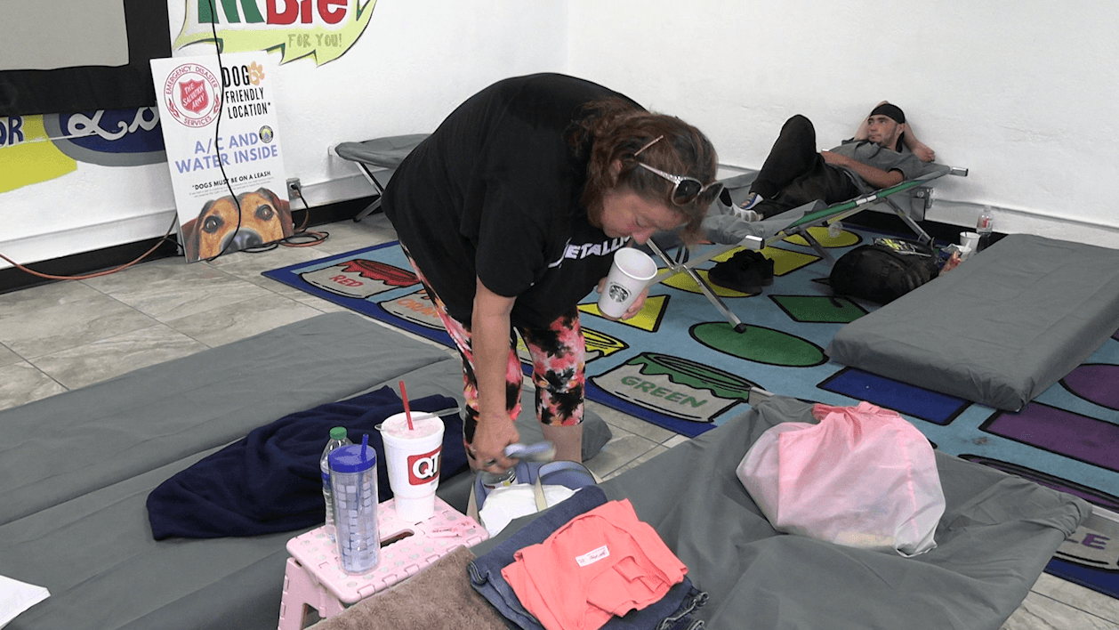 Susan Scally viene aquí todos los días para protegerse del calor. Se mudó a Arizona hace un mes y asegura que no contaba con que estaba así de caliente.
<br>