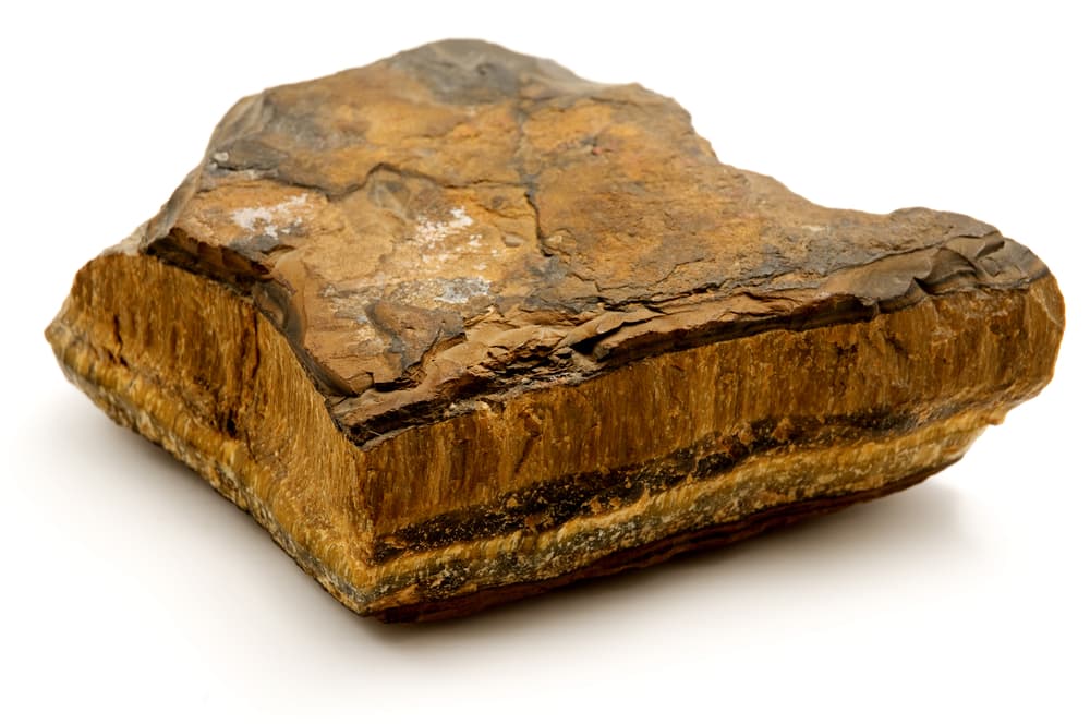 Su color, entre marrón y amarillo brillantes, suelen asociarse con el Sol y la Tierra, por lo que se cree que el ojo de tigre combina la energía de ambas para crear una vibra muy particular que atrae energías espirituales muy positivas hacia nosotros, logrando que tengamos los pies bien puestos sobre la tierra y ser personas más receptivas .