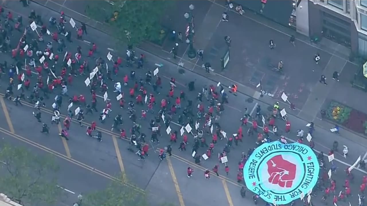 A tres días de una posible huelga, miembros de CTU, marcharon en el centro de la ciudad