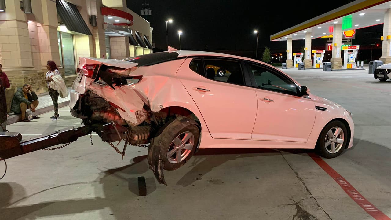 Oficiales de la Oficinal del Alguacil del condado Harris informaron que detuvieron a cuatro personas después de ocasionar un accidente contra un vehículo y una tienda, en la calle Fallbrook.