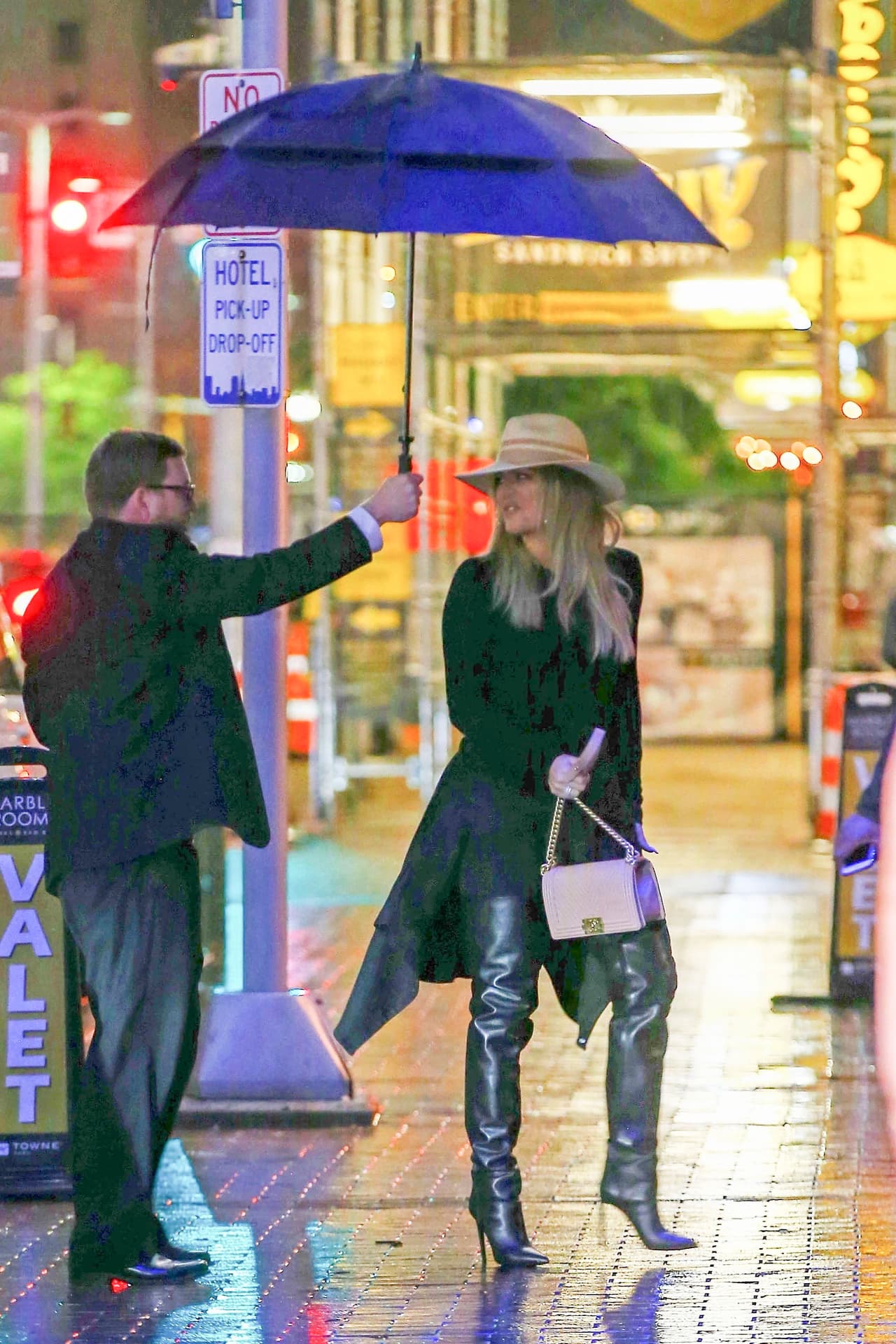 La celebridad compartió imágenes del pastel de cumpleaños en el que aparecía el mismo 'Savas' con un abdomen tonificado. "Así es como te verás", escribió. Thompson también compartió un video, siendo esta la primera vez que la pareja deja ver en las redes que están juntos tras el nacimiento de True.