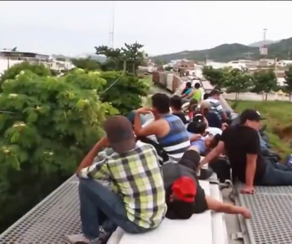 Sin embargo, el altruismo de Armando no nació de la nada, se fortaleció con una empatía curtida gracias al viaje que realizó hacia la frontera con Guatemala donde vivió en carne propia lo que ellos estaban sufriendo.
<b>“Me he subido La Bestia y caminé con ellos</b> para sentir lo que vivían”, dice.
<br>